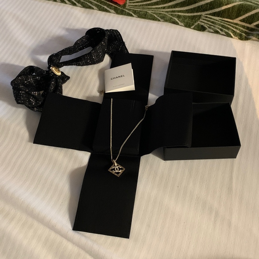 Absolutely stunning brand new champagne authentic Chanel necklace with cc logo❤️